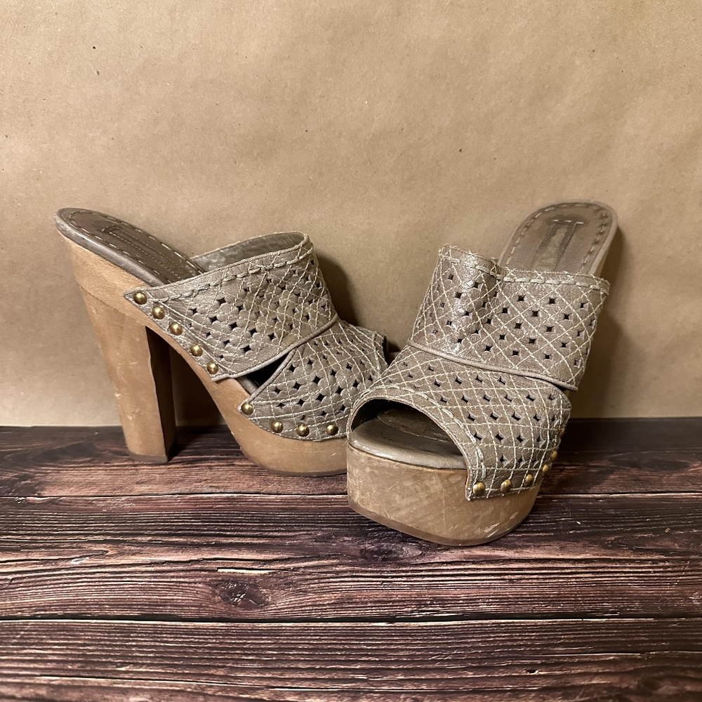 Authentic Prada heels. - Picture 2 of 3